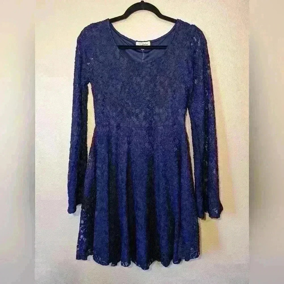 NWT Roberta Navy lace dress with bell sleeves size Medium - Picture 2 of 6